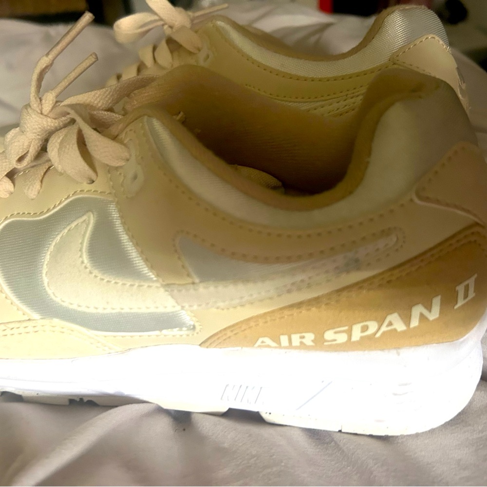 sz 9 barely won beige and white shoes